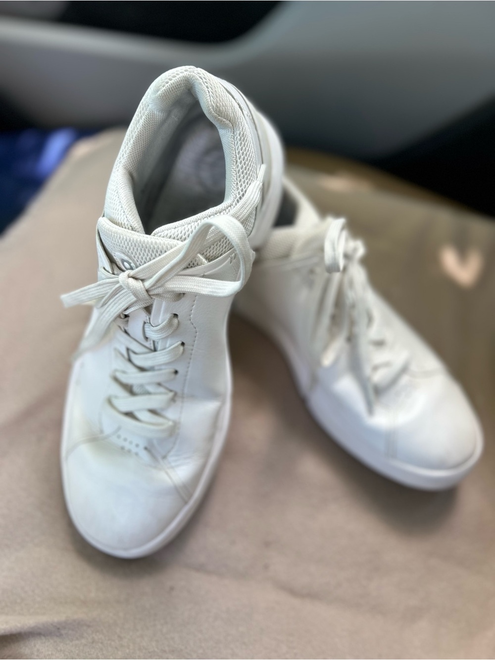 On cloud Roger Classic White Women's Lace-Up Sneakers size 10